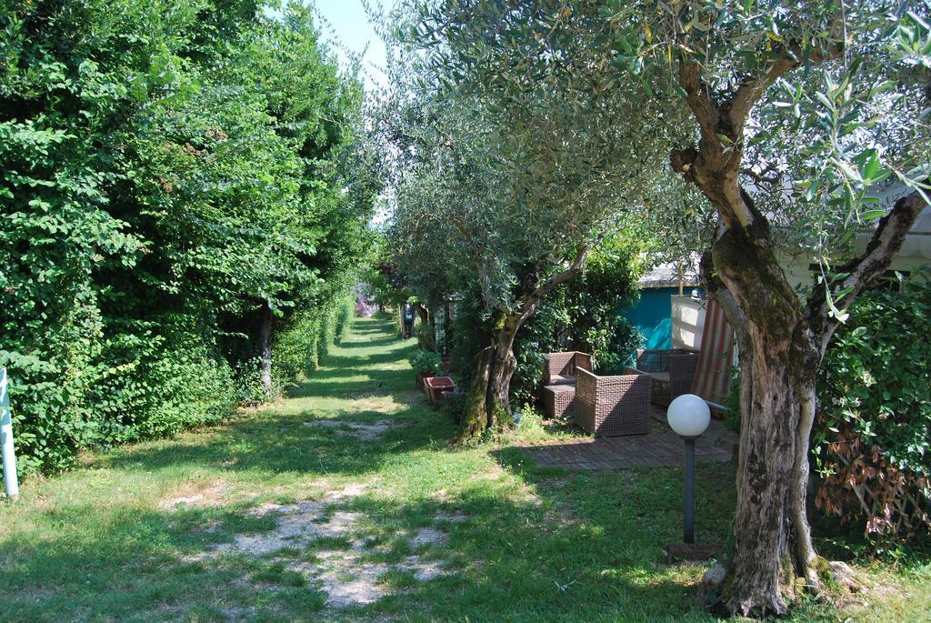 Отель Camping Porto Srl Moniga del Garda Экстерьер фото