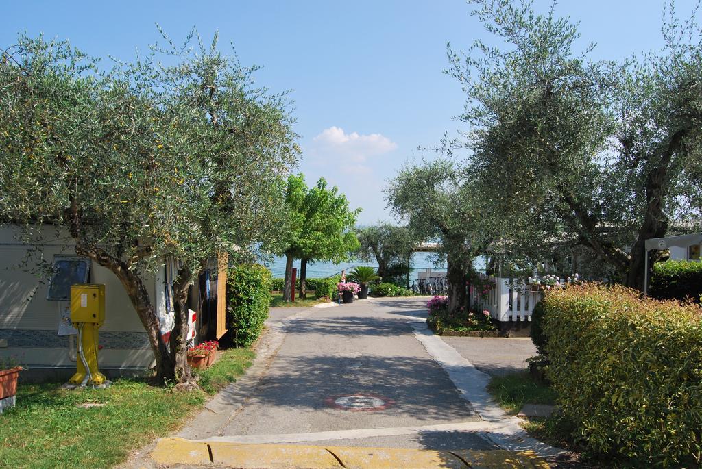 Отель Camping Porto Srl Moniga del Garda Экстерьер фото