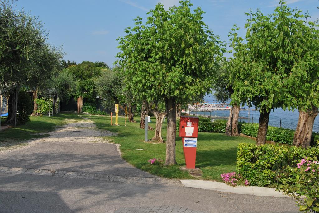 Отель Camping Porto Srl Moniga del Garda Экстерьер фото