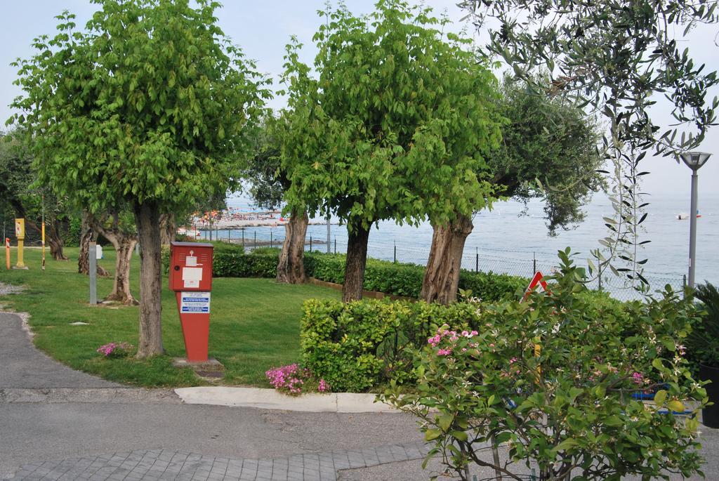 Отель Camping Porto Srl Moniga del Garda Экстерьер фото